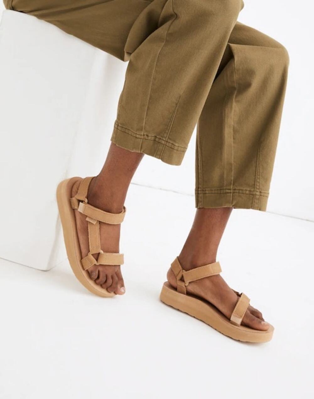 Tevas Leather Midform Universal Sandals universal sand tan size 9